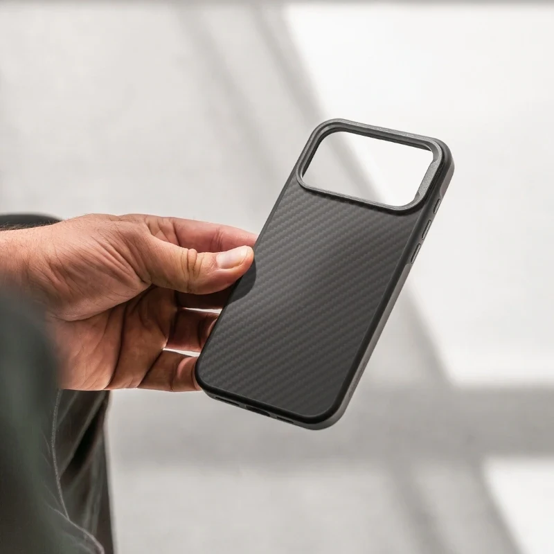 Carbon Case s de l'iPhone 18 Pro avec MagSafe