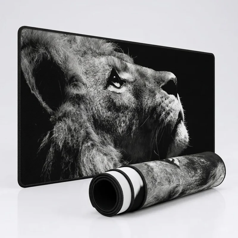 Tapis de Souris XXL Lion — Regard vers les Cimes, Monochrome | PopMyPad