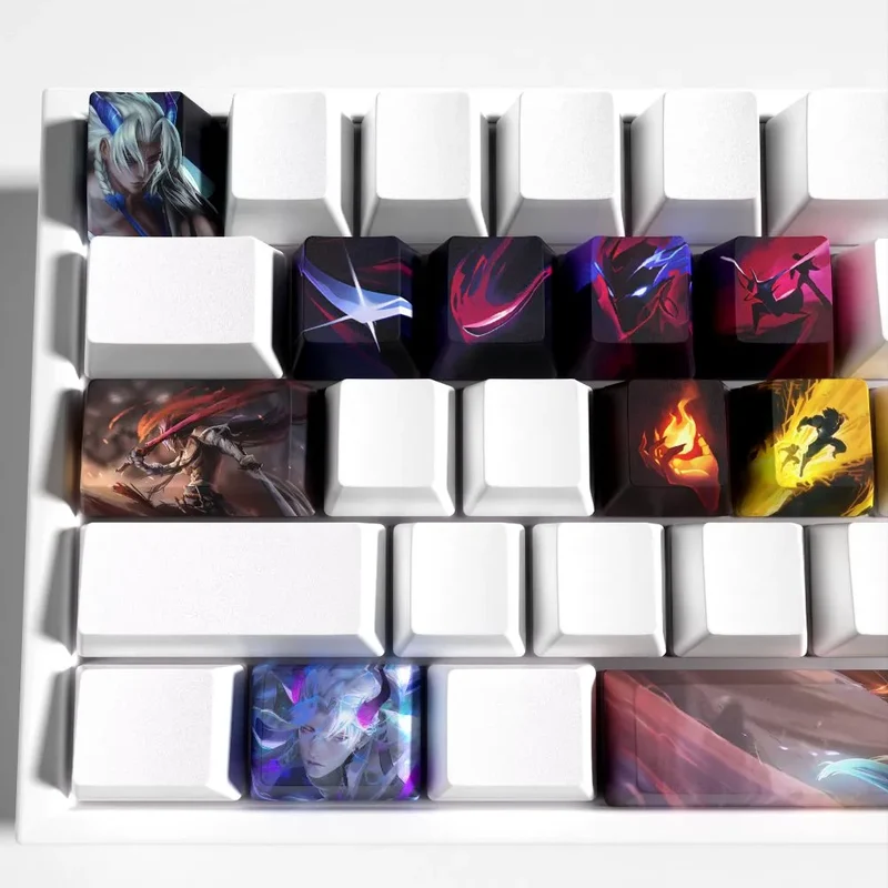 Keycaps Yone League of Legends – Esprit japonais sur clavier gris et blanc