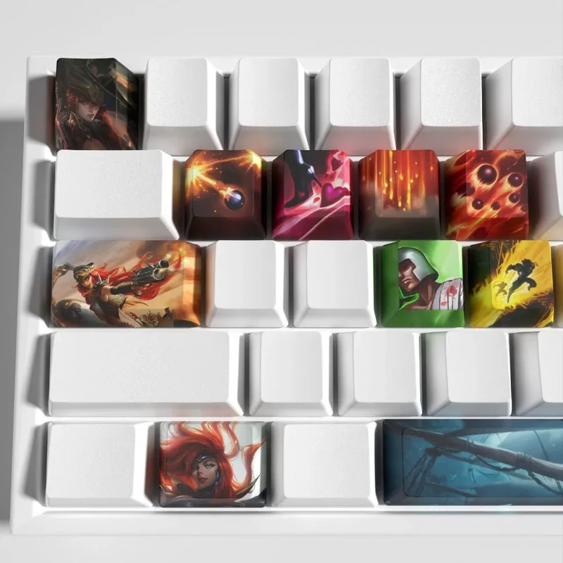 Keycaps Miss Fortune League of Legends – rendu comparé sur clavier noir et blanc