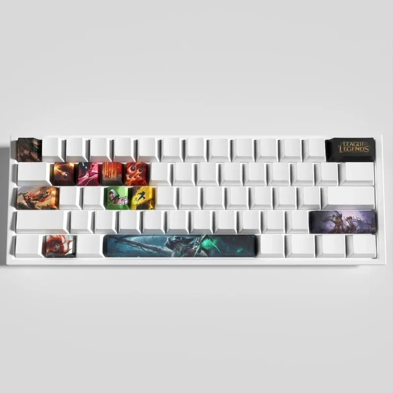 Keycaps Miss Fortune League of Legends – rendu comparé sur clavier noir et blanc