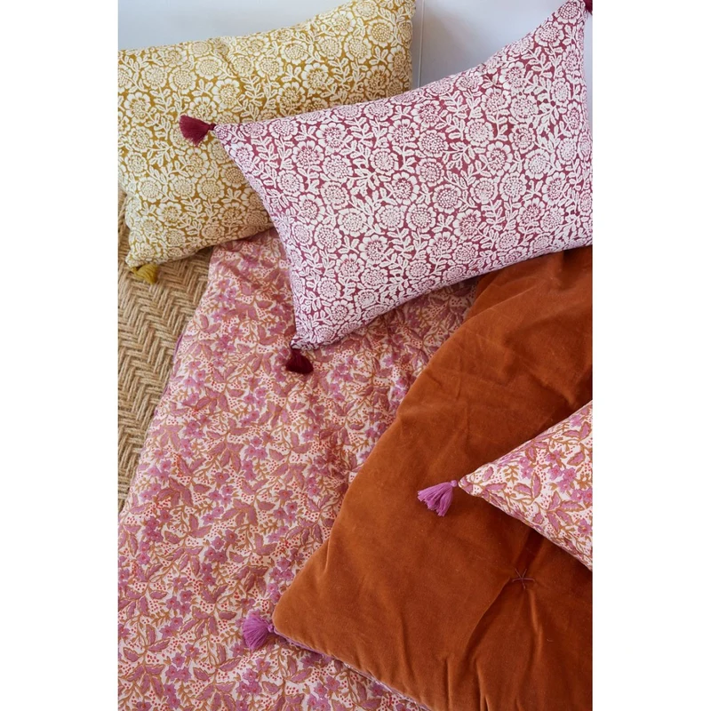 Coussin à fleurs grenat