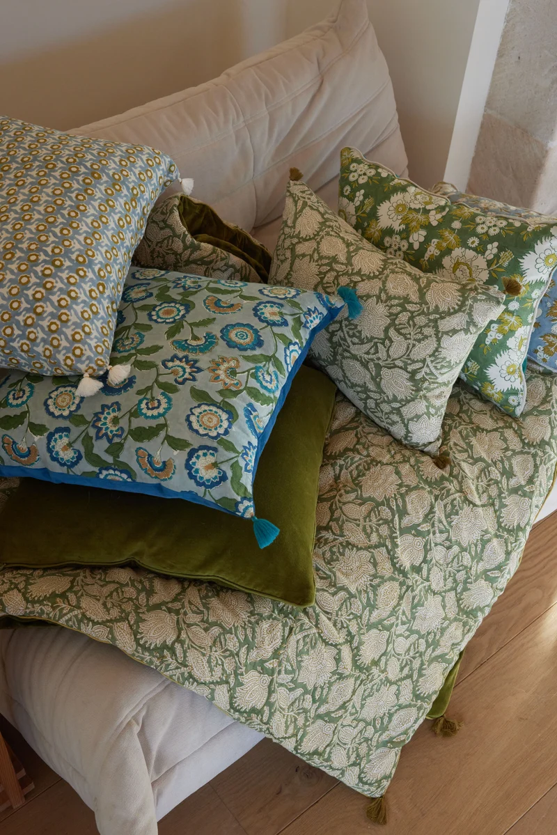 Coussin fleuri bleu