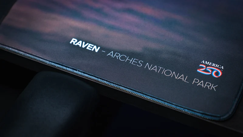 "Raven America 250 Animal Collection" — Animals Deskmat