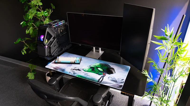 "Frozen Paradise" — Oilrat Deskmat