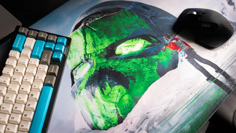 "Frozen Paradise" — Oilrat Deskmat