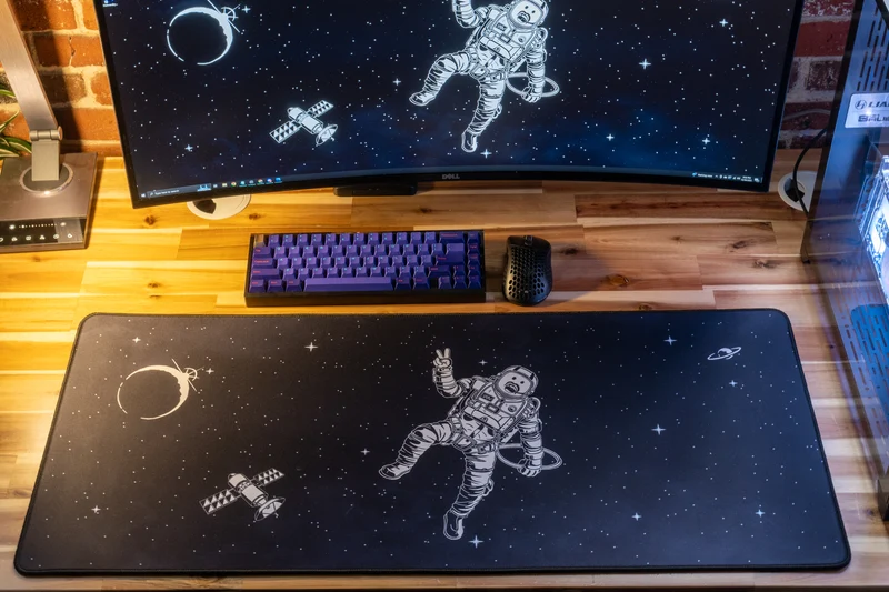 "uhSnow" — Signature Deskmat