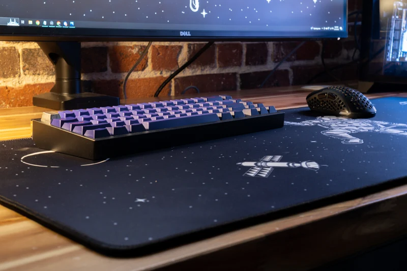 "uhSnow" — Signature Deskmat