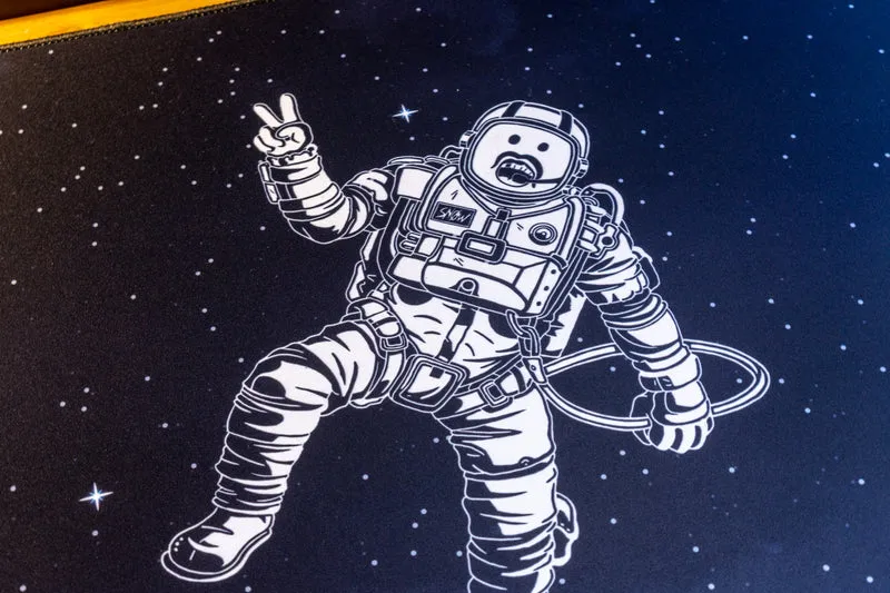 "uhSnow" — Signature Deskmat