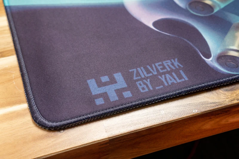 "ZilverK" — Signature Deskmat